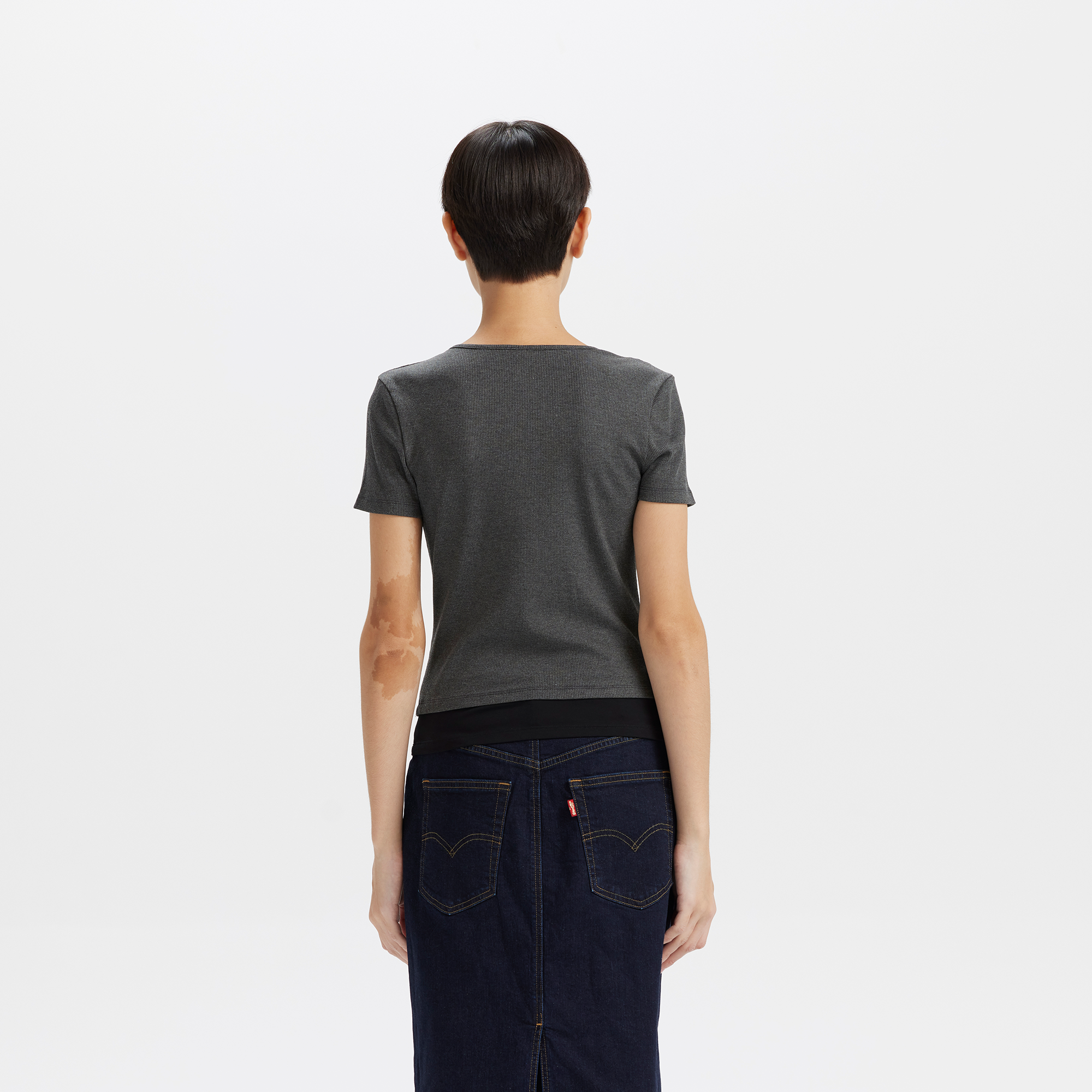 Levi's? Women's V-Neck Short Sleeve Logo Tee - 图片 2