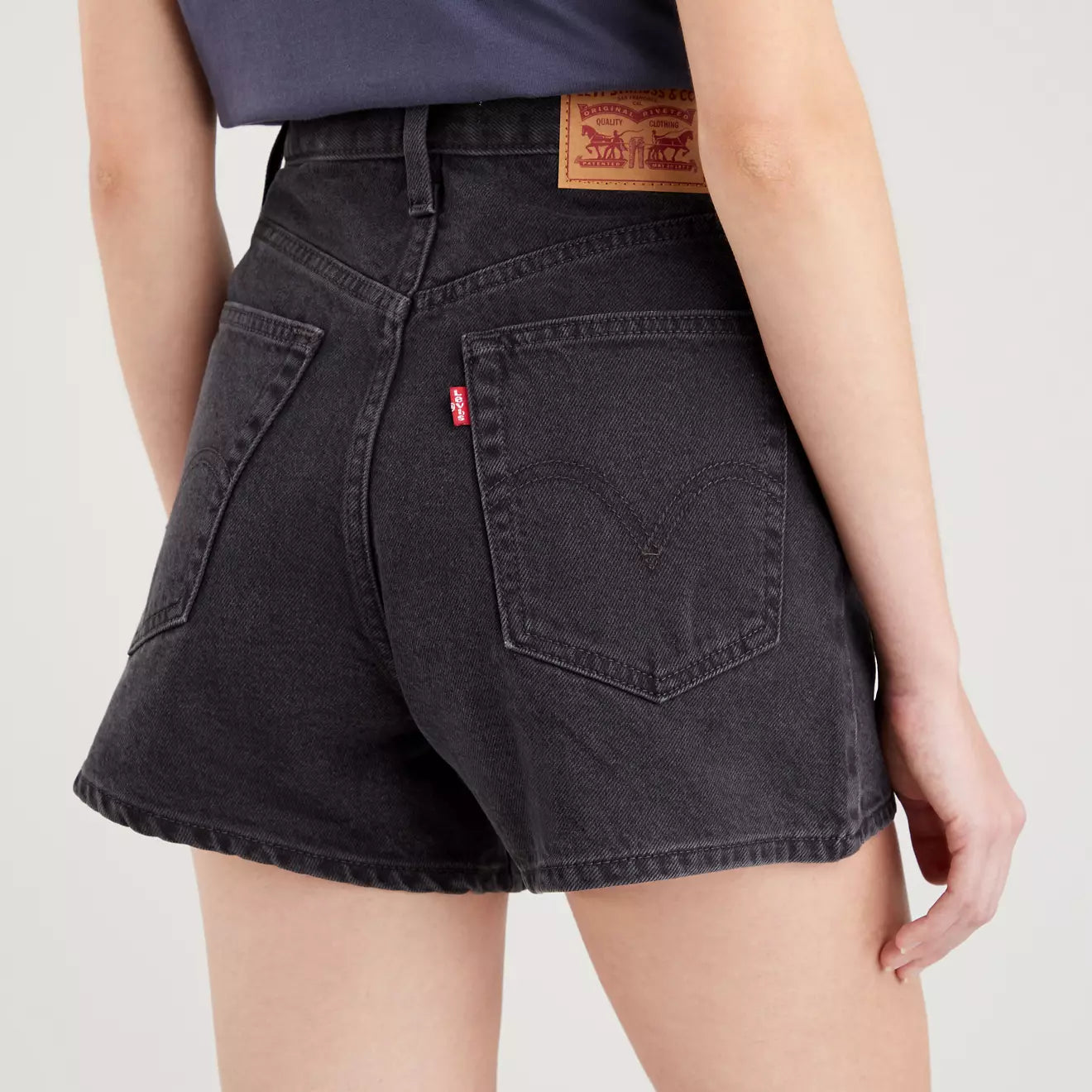 Levi's® Women's High-Waisted Mom Shorts - 图片 3
